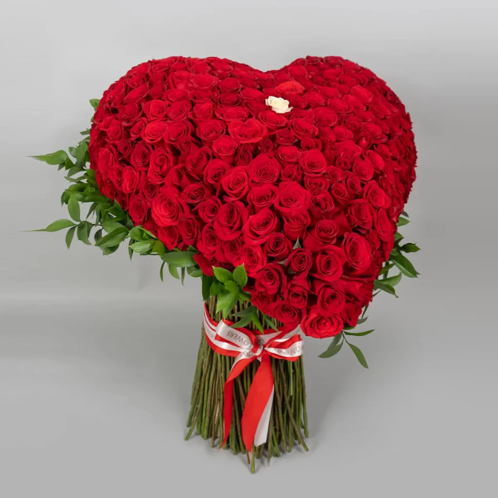 Corazón 3D con flores rojas de alta calidad | Suri Flowers